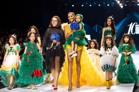 Bé Hà My - mẫu nhí 4 tuổi bị ung thư từng được hoa hậu H'Hen Niê bế trên sàn catwalk khiến bao người rơi nước mắt đã qua đời