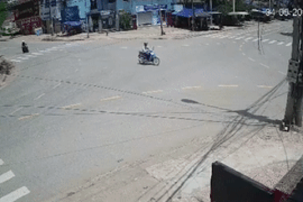 Xe máy vượt đèn đỏ gây tai nạn liên hoàn