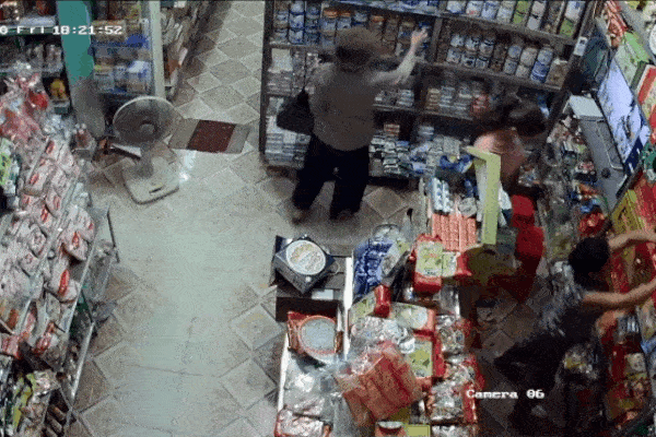 Đi ô tô đến cửa hàng tạp hóa trộm 2 hộp sữa bột nhưng pha 