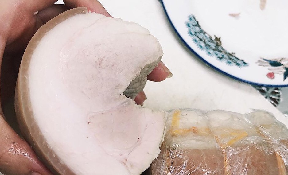Tuyệt chiêu luộc thịt lợn trắng tinh, thơm lừng lại thái mỏng được như ngoài hàng-2
