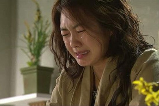 Sau đám cưới mẹ chồng đã dặn không được vào phòng tầng thượng, nhưng một lần cửa hé tôi tò mò ngó vào liền tái mặt