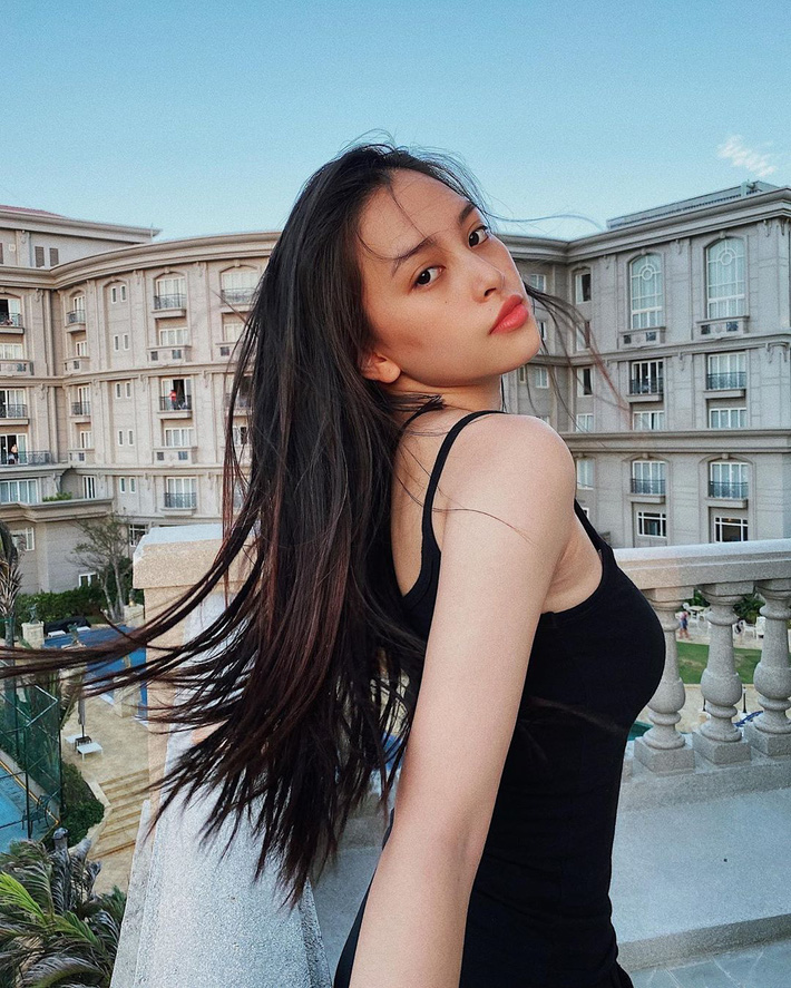 Qua thời cô bé đô con, Tiểu Vy diện ngay liên hoàn crop top sexy hết nút, các gái ngắm đi để có thêm động lực tập tành đón hè-2
