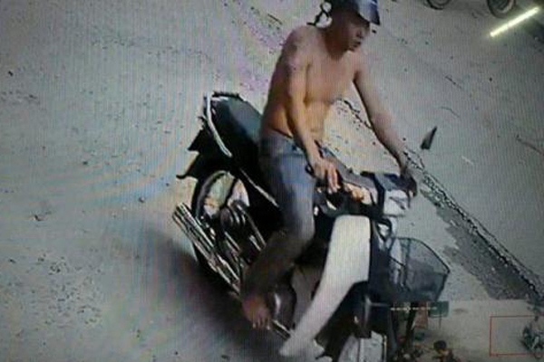 CLIP: Xịt hơi cay xối xả vào ông chủ tiệm vàng, 2 tên cướp bị người vợ xông ra bắt và diễn biến bất ngờ sau đó-2