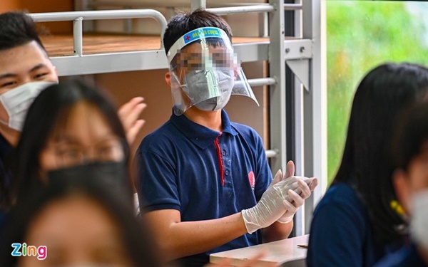 Mang nón che giọt bắn cho trẻ khi đến trường là không cần thiết-1