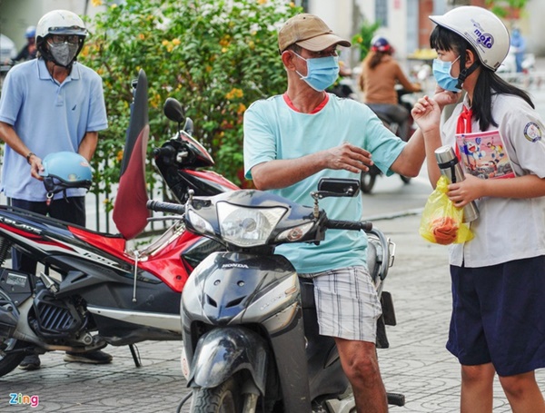 Mang nón che giọt bắn cho trẻ khi đến trường là không cần thiết-3