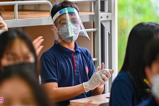 'Mang nón che giọt bắn cho trẻ khi đến trường là không cần thiết'