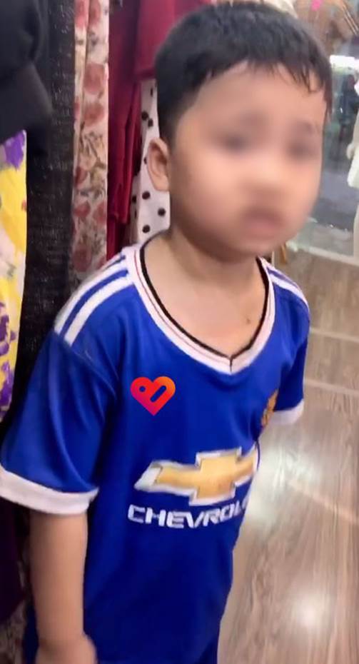 Vừa xách túi đồ ra khỏi shop quần áo, cậu bé bất ngờ bị bố vụt túi bụi, nhưng câu chuyện đằng sau mới khiến nhiều người xúc động-2
