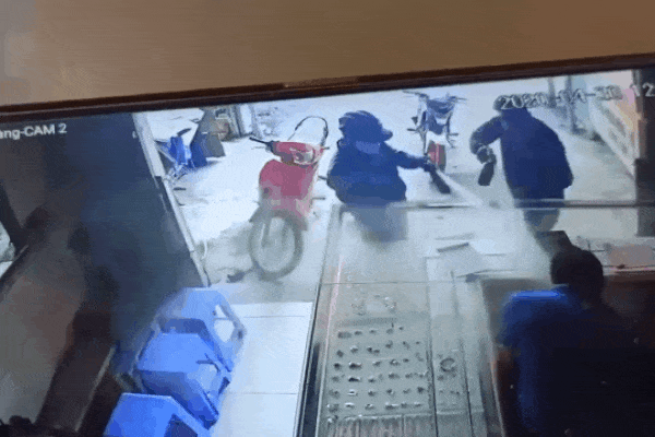 CLIP: Xịt hơi cay xối xả vào ông chủ tiệm vàng, 2 tên cướp bị người vợ xông ra bắt và diễn biến bất ngờ sau đó