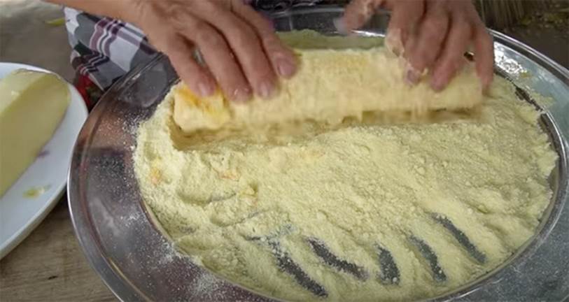 Bà Tân Vlog dùng tay trần sờ mó đồ ăn khổng lồ khiến người nhìn lập tức phản ứng vì thấy ghê-3