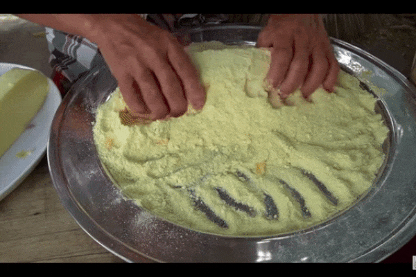 Bà Tân Vlog dùng tay trần 