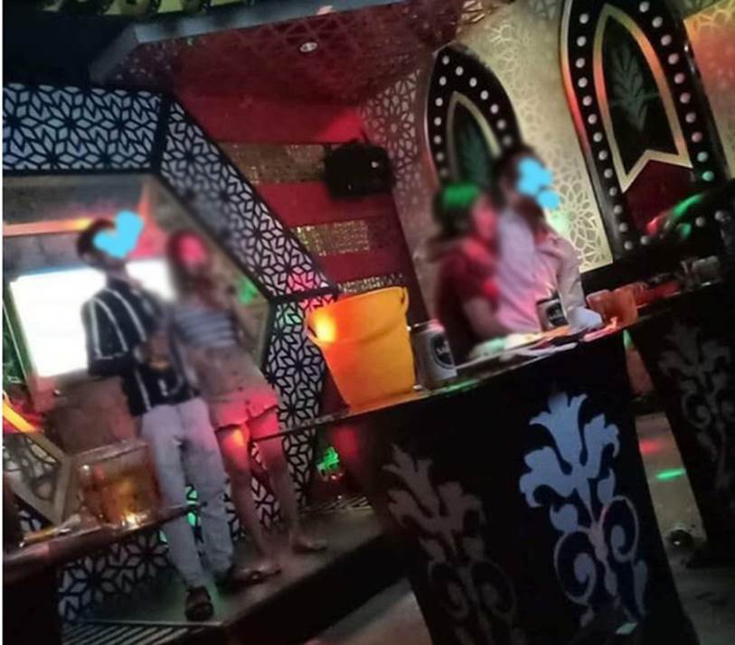 Chồng đi họp lớp đăng ảnh ôm tình cũ lên facebook, vợ không ghen còn thả tim khen đẹp nhưng động thái phía sau của cô mới khiến anh tái mặt sợ-1