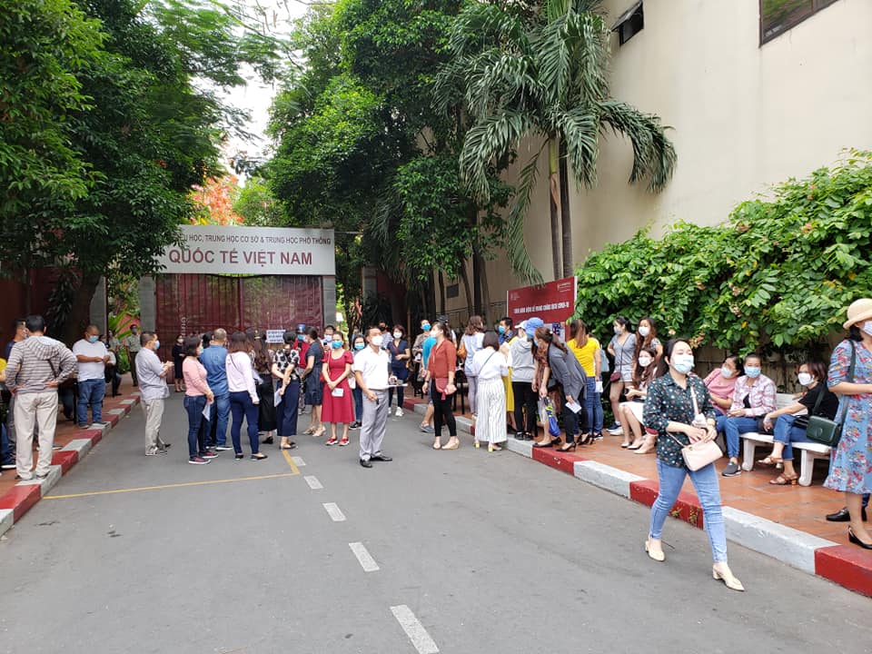 Bức xúc với chính sách thu học phí mùa dịch, phụ huynh đồng loạt kéo đến trường Quốc tế Việt Úc phản đối-1