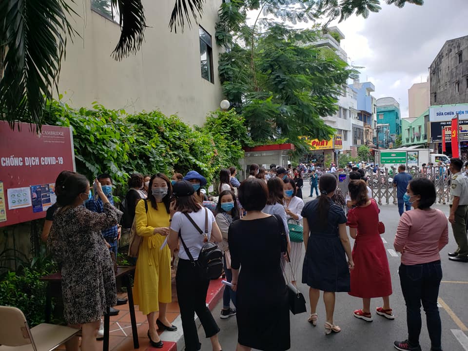 Bức xúc với chính sách thu học phí mùa dịch, phụ huynh đồng loạt kéo đến trường Quốc tế Việt Úc phản đối-2