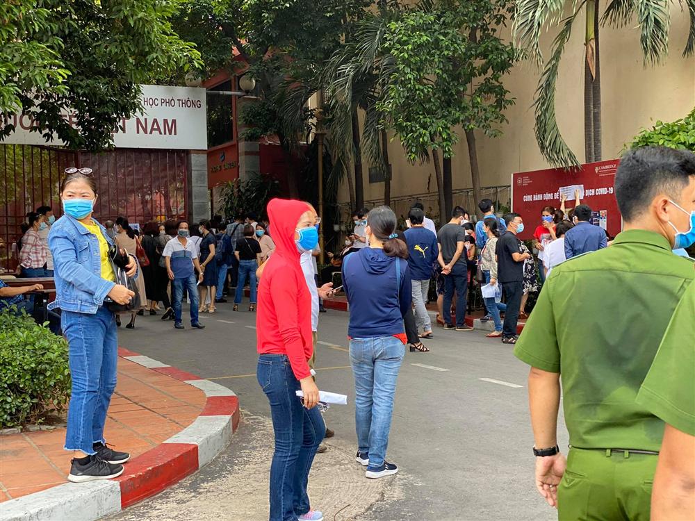 Bức xúc với chính sách thu học phí mùa dịch, phụ huynh đồng loạt kéo đến trường Quốc tế Việt Úc phản đối-3