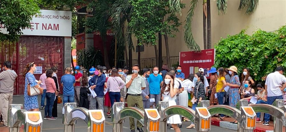 Bức xúc với chính sách thu học phí mùa dịch, phụ huynh đồng loạt kéo đến trường Quốc tế Việt Úc phản đối-4