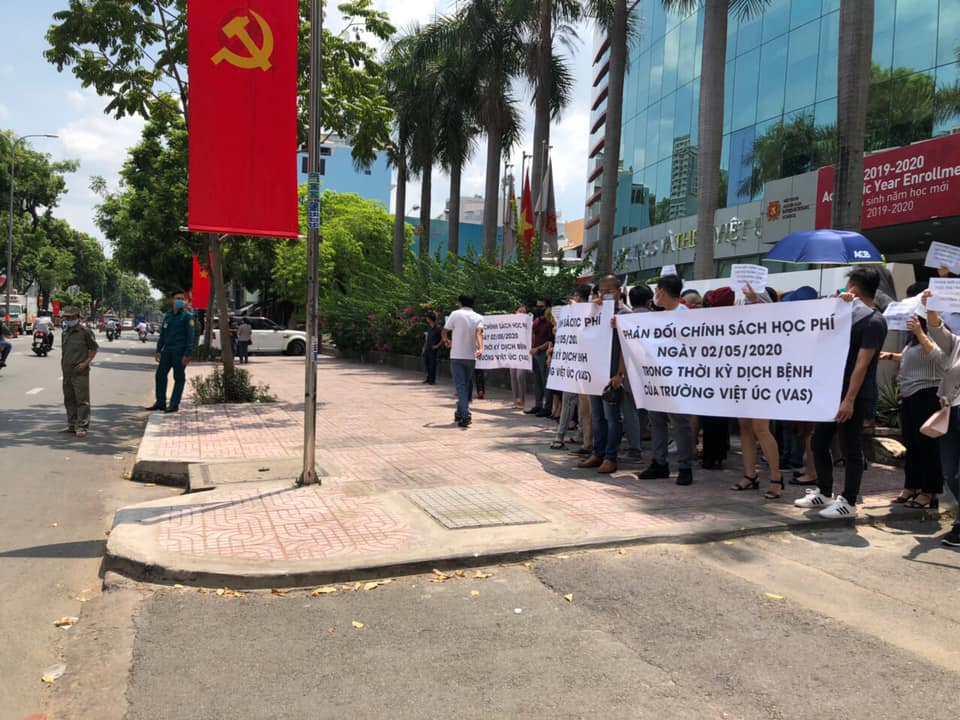 Bức xúc với chính sách thu học phí mùa dịch, phụ huynh đồng loạt kéo đến trường Quốc tế Việt Úc phản đối-5
