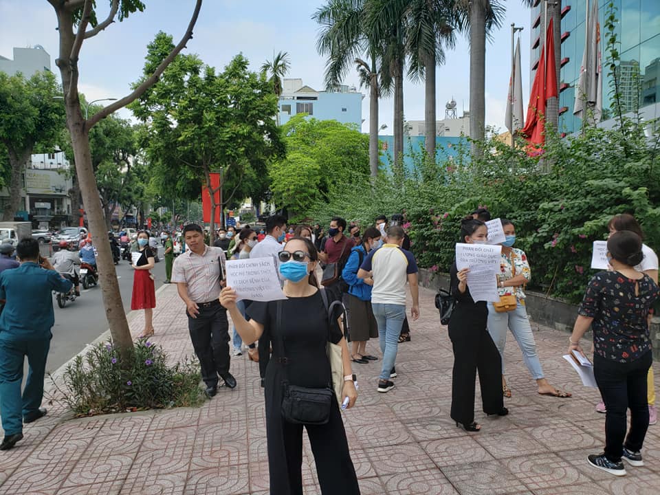 Bức xúc với chính sách thu học phí mùa dịch, phụ huynh đồng loạt kéo đến trường Quốc tế Việt Úc phản đối-7