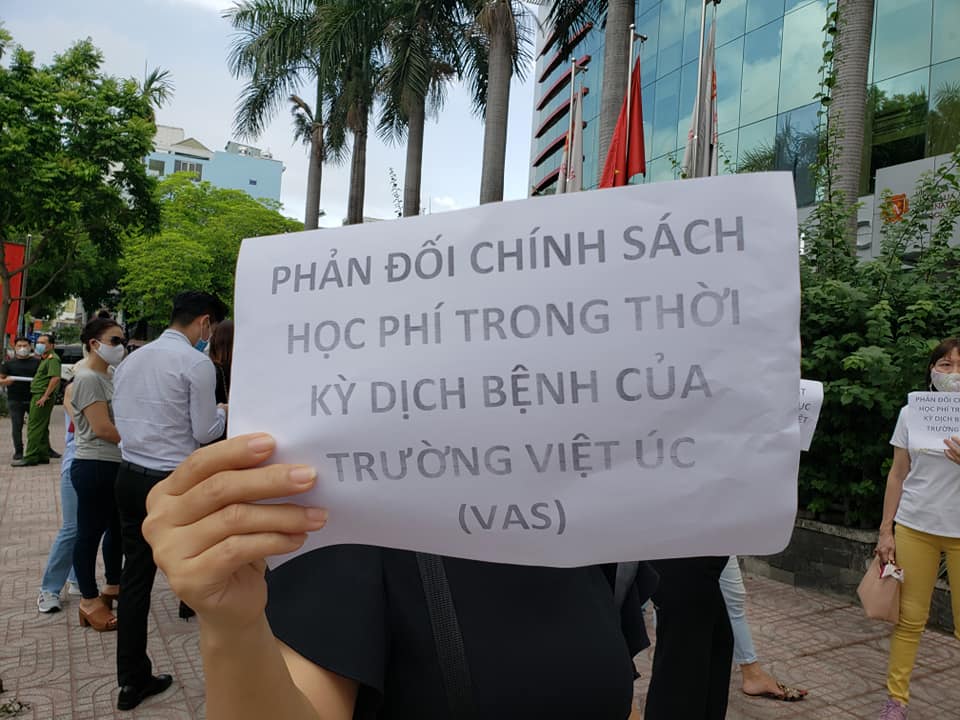 Bức xúc với chính sách thu học phí mùa dịch, phụ huynh đồng loạt kéo đến trường Quốc tế Việt Úc phản đối-8
