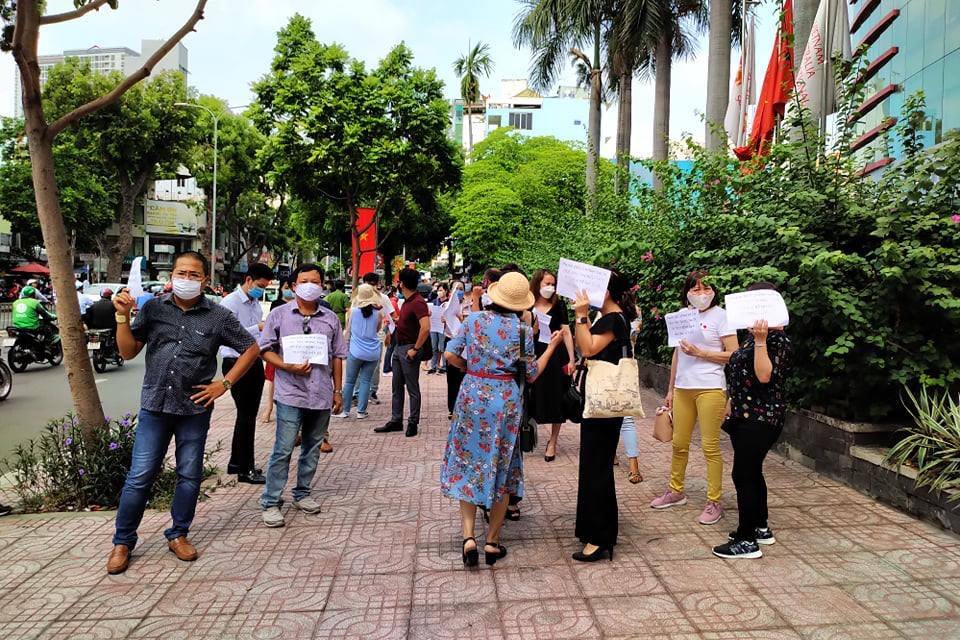 Bức xúc với chính sách thu học phí mùa dịch, phụ huynh đồng loạt kéo đến trường Quốc tế Việt Úc phản đối-6