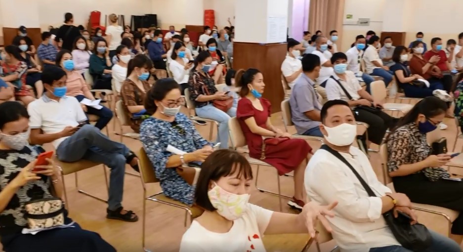 Bức xúc với chính sách thu học phí mùa dịch, phụ huynh đồng loạt kéo đến trường Quốc tế Việt Úc phản đối-9