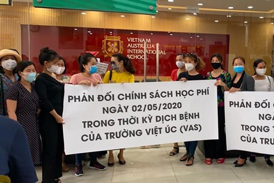 Bức xúc với chính sách thu học phí mùa dịch, phụ huynh đồng loạt kéo đến trường Quốc tế Việt Úc phản đối