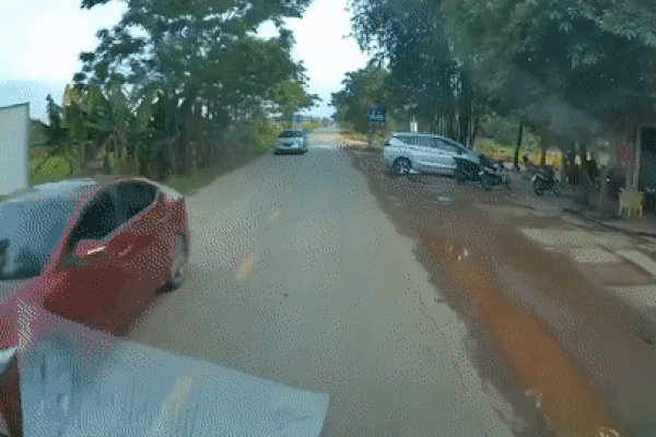 Ôtô phóng nhanh đâm vào bùng binh rồi bay lên không trung-1