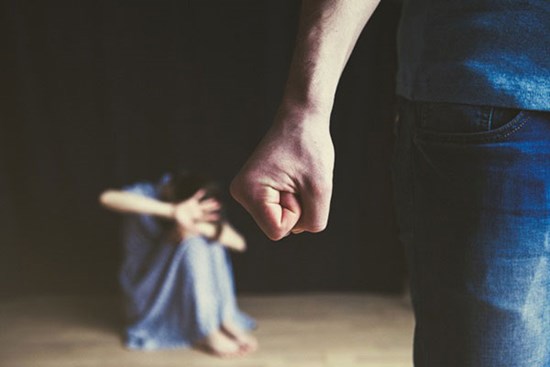 Cô gái 17 tuổi bỏ trốn khỏi nhà trọ sau 3 năm bị giam cầm, bóc trần sự thật tàn nhẫn về gã chồng 