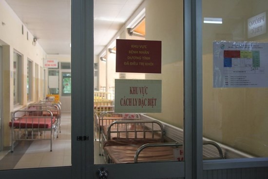 Thông tin mới nhất về sức khoẻ của bệnh nhân phi công người Anh nhiễm COVID-19 (BN 91): Tràn khí màng phổi phải đã dẫn lưu, tiên lượng nặng