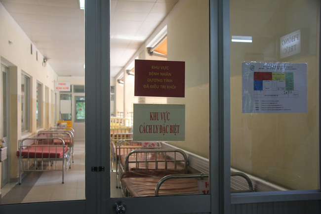 Thông tin mới nhất về sức khoẻ của bệnh nhân phi công người Anh nhiễm COVID-19 (BN 91): Tràn khí màng phổi phải đã dẫn lưu, tiên lượng nặng-1