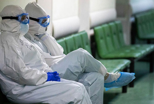 Nga: 3 bác sĩ ngã từ cửa sổ bệnh viện giữa lúc căng thẳng chống dịch COVID-19-1