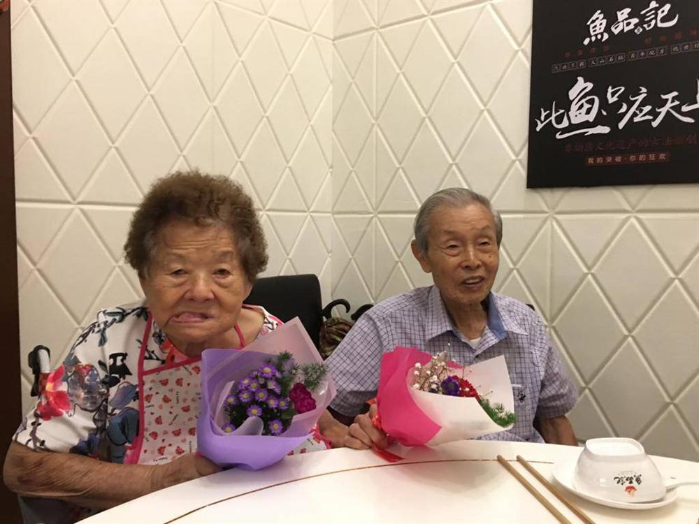 Bà mẹ bị chê cười vì đã nghèo còn đẻ như máy nhưng khi 9 người con trưởng thành, ai nấy đều xuýt xoa ghen tị-1