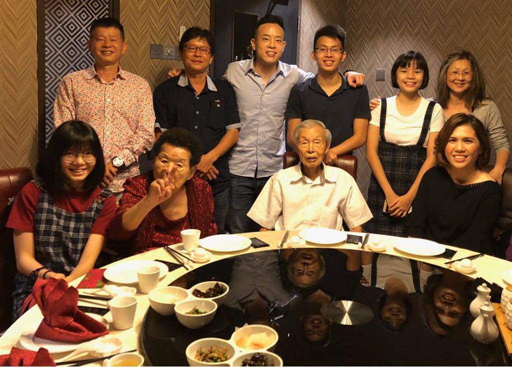 Bà mẹ bị chê cười vì đã nghèo còn đẻ như máy nhưng khi 9 người con trưởng thành, ai nấy đều xuýt xoa ghen tị-2