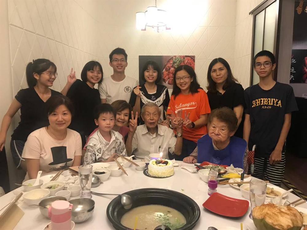 Bà mẹ bị chê cười vì đã nghèo còn đẻ như máy nhưng khi 9 người con trưởng thành, ai nấy đều xuýt xoa ghen tị-3