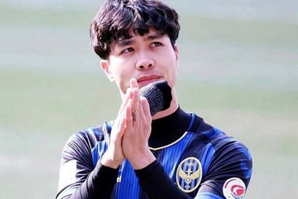 Công Phượng tạo dáng khó đỡ bên xế hộp rồi bị bạn thân đăng ngay lên MXH-2