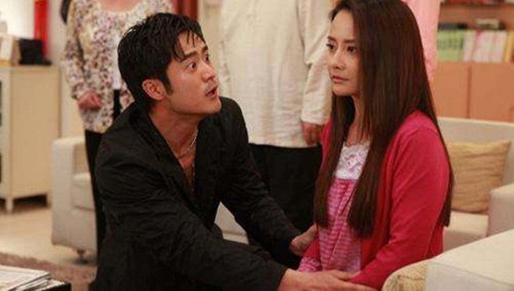 Chồng ngoại tình về ôm chân vợ khai thật: Cô ta có thai rồi, vợ thản nhiên cười: Sai thì sửa, chửa thì đẻ-1