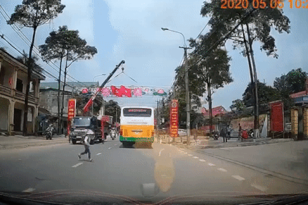 Bé gái đột ngột chạy sang đường suýt bị ôtô đâm