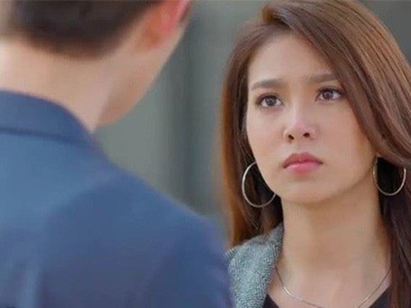 Nghe thấy giọng nói của người mua ve chai rất quen thuộc, tôi ngó xuống nhìn thì choáng váng khi thấy bạn gái mình trong bộ quần áo nhàu nhĩ-1