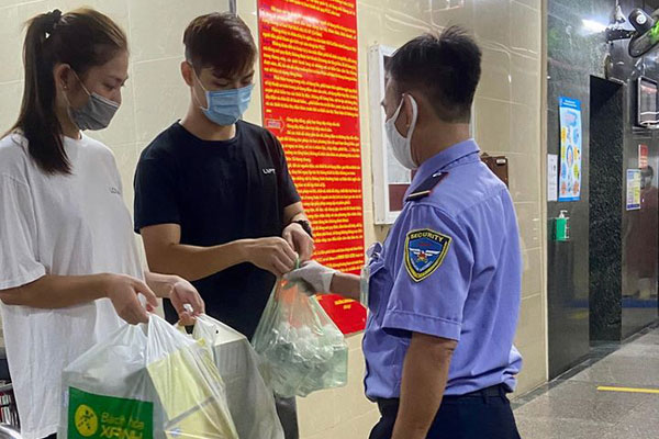 Chúng Huyền Thanh bị nhắc nhở vì ngồi lên tháp cổ để sống ảo dù có bảng cấm, người trong cuộc nói gì?-6