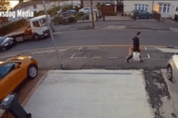 Va đuôi xe tải, xế hộp lộn nhào trên không, suýt rơi trúng người đi bộ