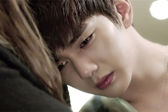 Nghe thấy giọng nói của người mua ve chai rất quen thuộc, tôi ngó xuống nhìn thì choáng váng khi thấy bạn gái mình trong bộ quần áo nhàu nhĩ