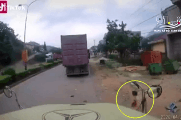 Clip: Mẹ khiến con ngã ra đường vì cái chân chống và cú đâm đầy đau đớn, ám ảnh-1