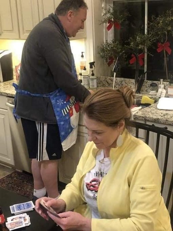 Sự thật ít ai biết đằng sau bức ảnh ngoại trưởng Mỹ đeo tạp dề, đứng rửa bát cho vợ gây sốt cộng đồng mạng-2