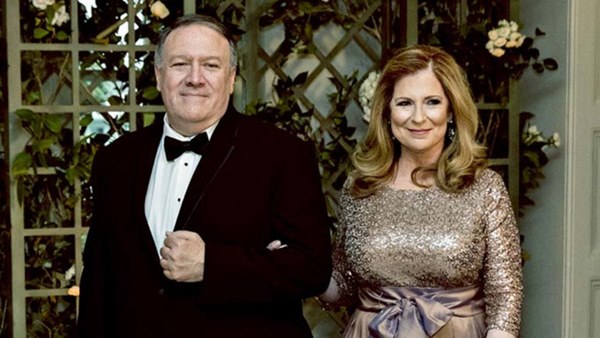 Sự thật ít ai biết đằng sau bức ảnh ngoại trưởng Mỹ đeo tạp dề, đứng rửa bát cho vợ gây sốt cộng đồng mạng-4