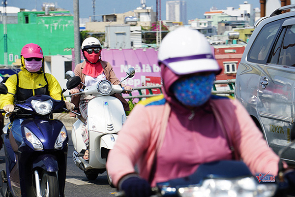 Người dân cậy cửa giải cứu cụ ông 83 tuổi bị mắc kẹt trong thang máy-2