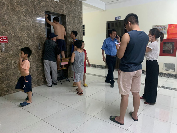 Người dân cậy cửa giải cứu cụ ông 83 tuổi bị mắc kẹt trong thang máy-1
