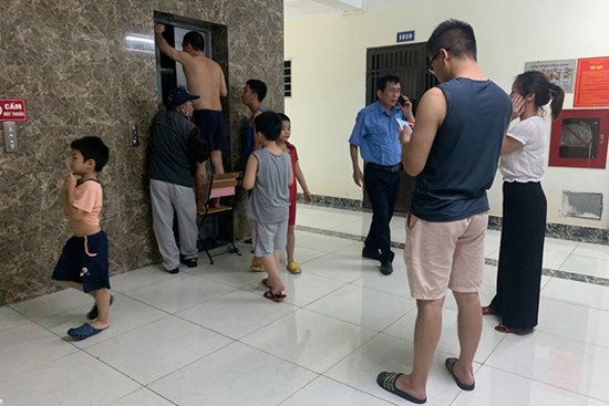 Người dân cậy cửa giải cứu cụ ông 83 tuổi bị mắc kẹt trong thang máy