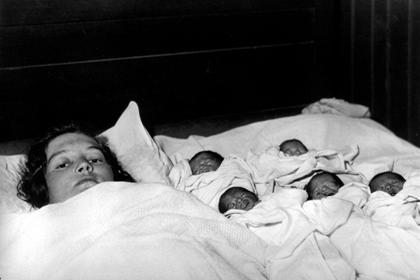 Cuộc đời gian truân của 5 chị em trong ca sinh 5 đầu tiên trên thế giới: Làm trò mua vui cho thiên hạ rồi bị cha đẻ lạm dụng-1