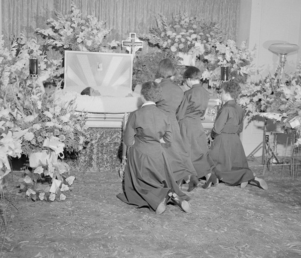 Cuộc đời gian truân của 5 chị em trong ca sinh 5 đầu tiên trên thế giới: Làm trò mua vui cho thiên hạ rồi bị cha đẻ lạm dụng-11