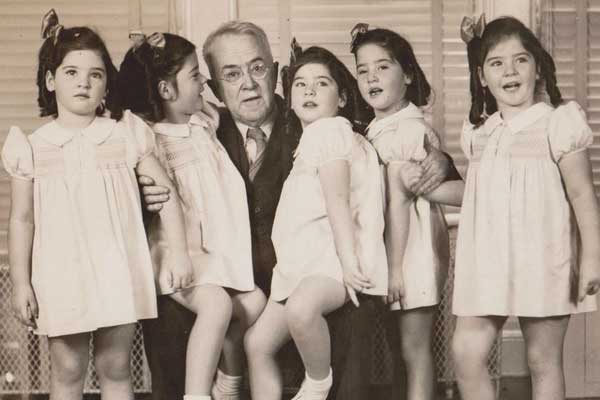 Đoạn video bé gái bị người đàn ông lạ mặt cưỡng hôn lan truyền trên mạng, người dân xung quanh nhắc nhở phụ huynh đề cao cảnh giác-4