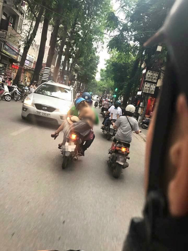 Nóng mắt với màn ăn mặc hở hang, kém duyên của cô gái trẻ trên đường phố giữa ban ngày-1